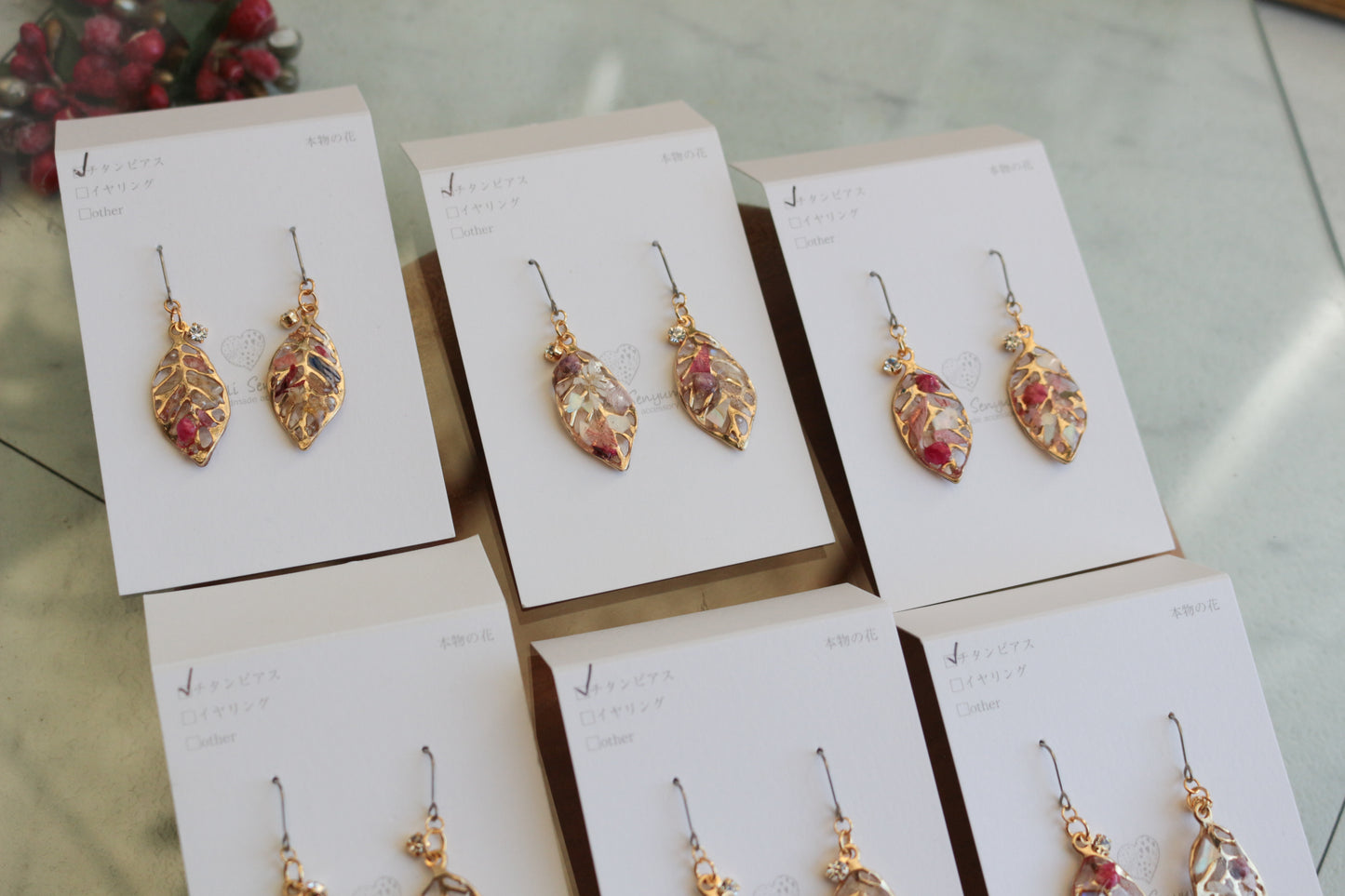 Small Leaf Earrings With Seasonal Flower Petals No.8 ピアス or イヤリング