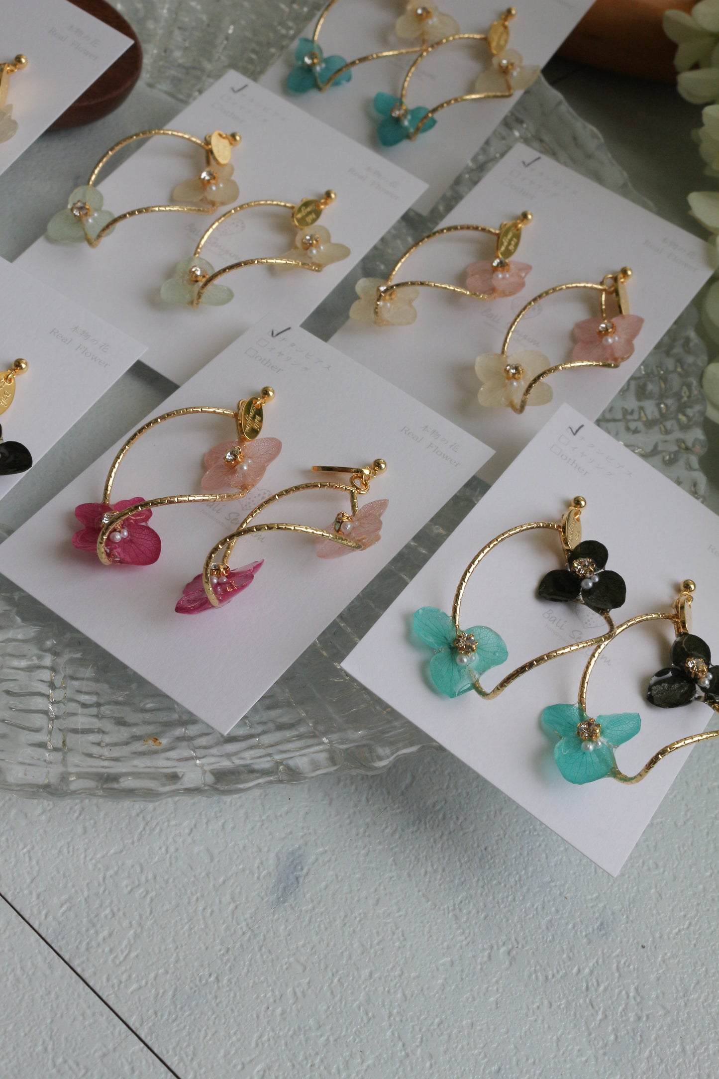 Twisted Tear-Drop Hoop Earrings with Hydrangeas No.1 ピアスorイヤリング