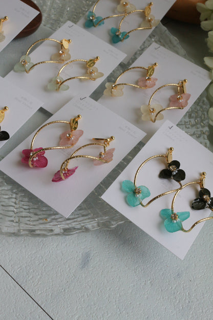 Twisted Tear-Drop Hoop Earrings with Hydrangeas No.1 ピアスorイヤリング