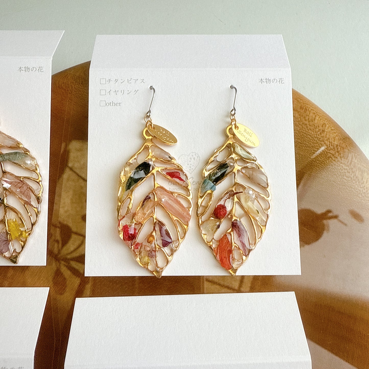 Leaf Earrings With Seasonal Flower Petals No.53 ピアスorイヤリング