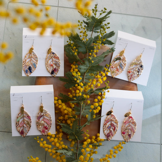 Leaf Earrings With Seasonal Flower Petals No.65 ピアスorイヤリング