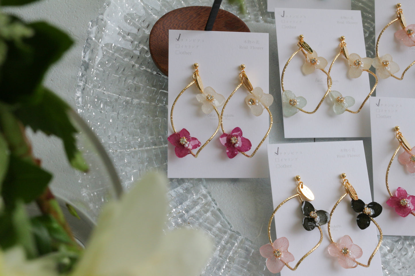 Twisted Tear-Drop Hoop Earrings with Hydrangeas No.1 ピアスorイヤリング
