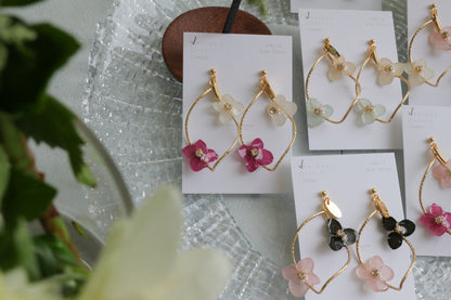 Twisted Tear-Drop Hoop Earrings with Hydrangeas No.1 ピアスorイヤリング