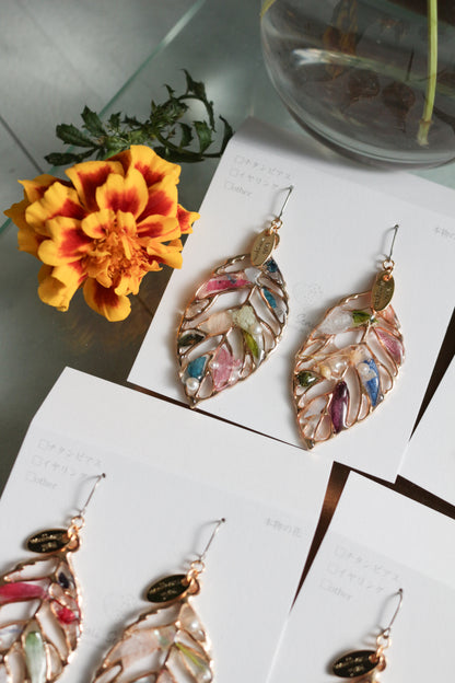 Leaf Earrings With Seasonal Flower Petals No.61 ピアスorイヤリング
