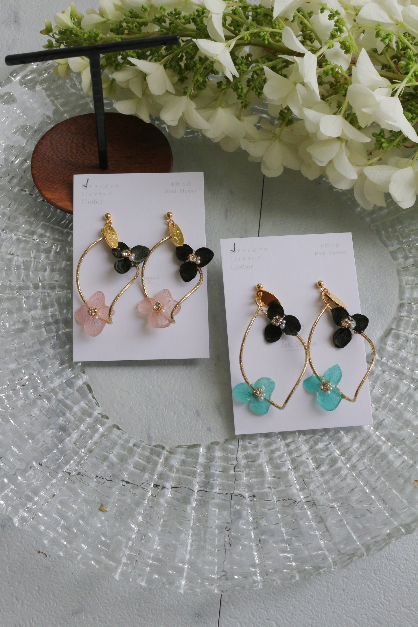 Twisted Tear-Drop Hoop Earrings with Hydrangeas No.1 ピアスorイヤリング