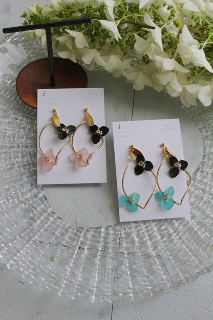 Twisted Tear-Drop Hoop Earrings with Hydrangeas No.1 ピアスorイヤリング