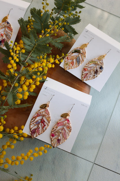 Leaf Earrings With Seasonal Flower Petals No.65 ピアスorイヤリング