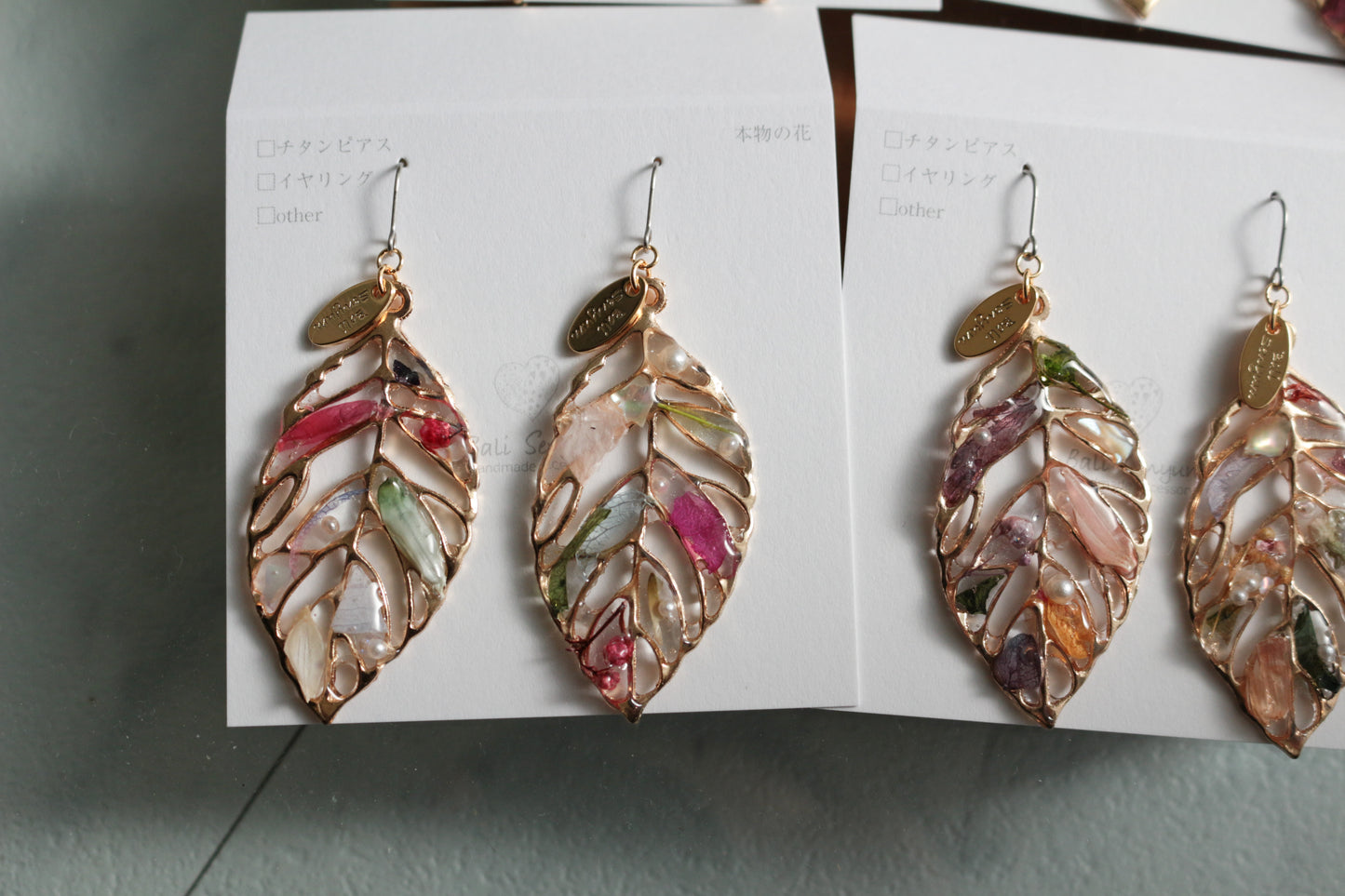 Leaf Earrings With Seasonal Flower Petals No.61 ピアスorイヤリング