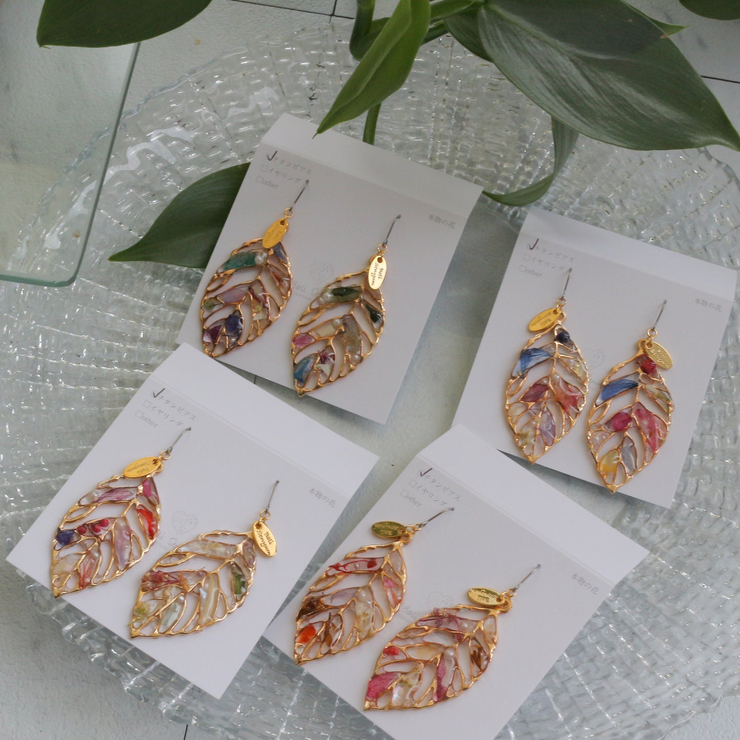 Leaf Earrings With Seasonal Flower Petals No.67 ピアスorイヤリング