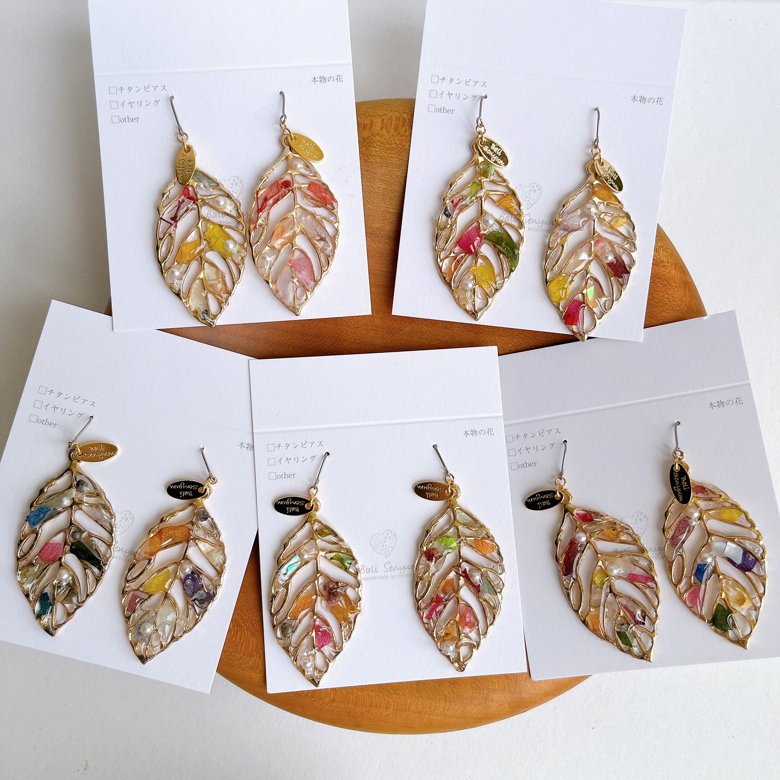 ✨蓮の花✨ イヤリングorチタンピアス（有料） Leaf Earrings With Seasonal Flower Petals No.51 ピアスor