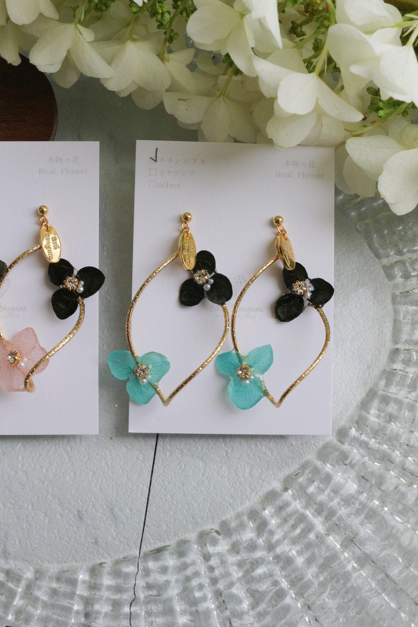 Twisted Tear-Drop Hoop Earrings with Hydrangeas No.1 ピアスorイヤリング
