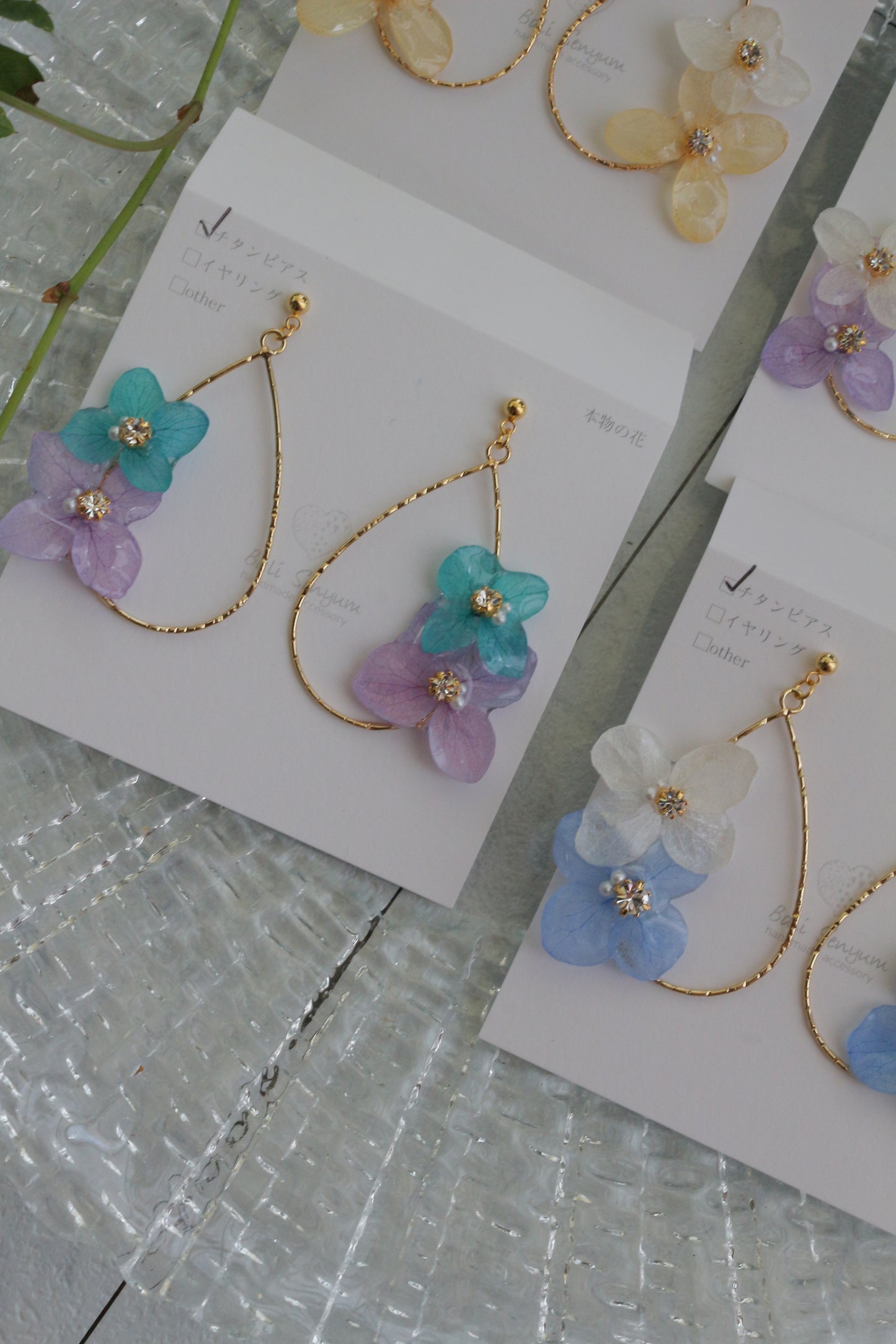Teardrop Hoop Earrings with Hydrangeas No.21 ピアスorイヤリング