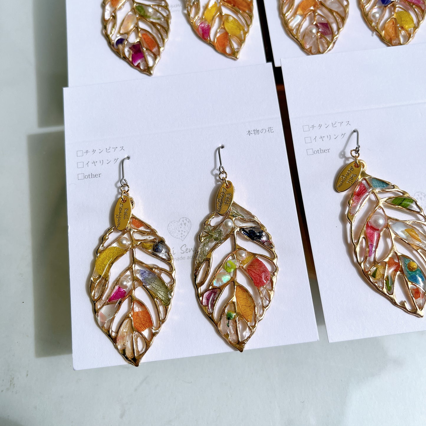 Leaf Earrings With Seasonal Flower Petals No.48 ピアスorイヤリング
