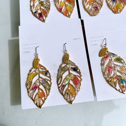 Leaf Earrings With Seasonal Flower Petals No.48 ピアスorイヤリング