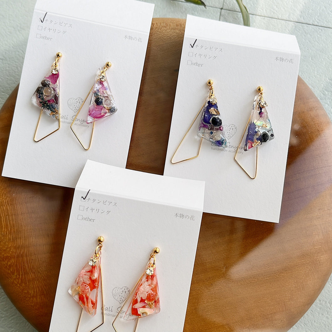 Triangular Floral Earrings With Seasonal Hydrangea No.27