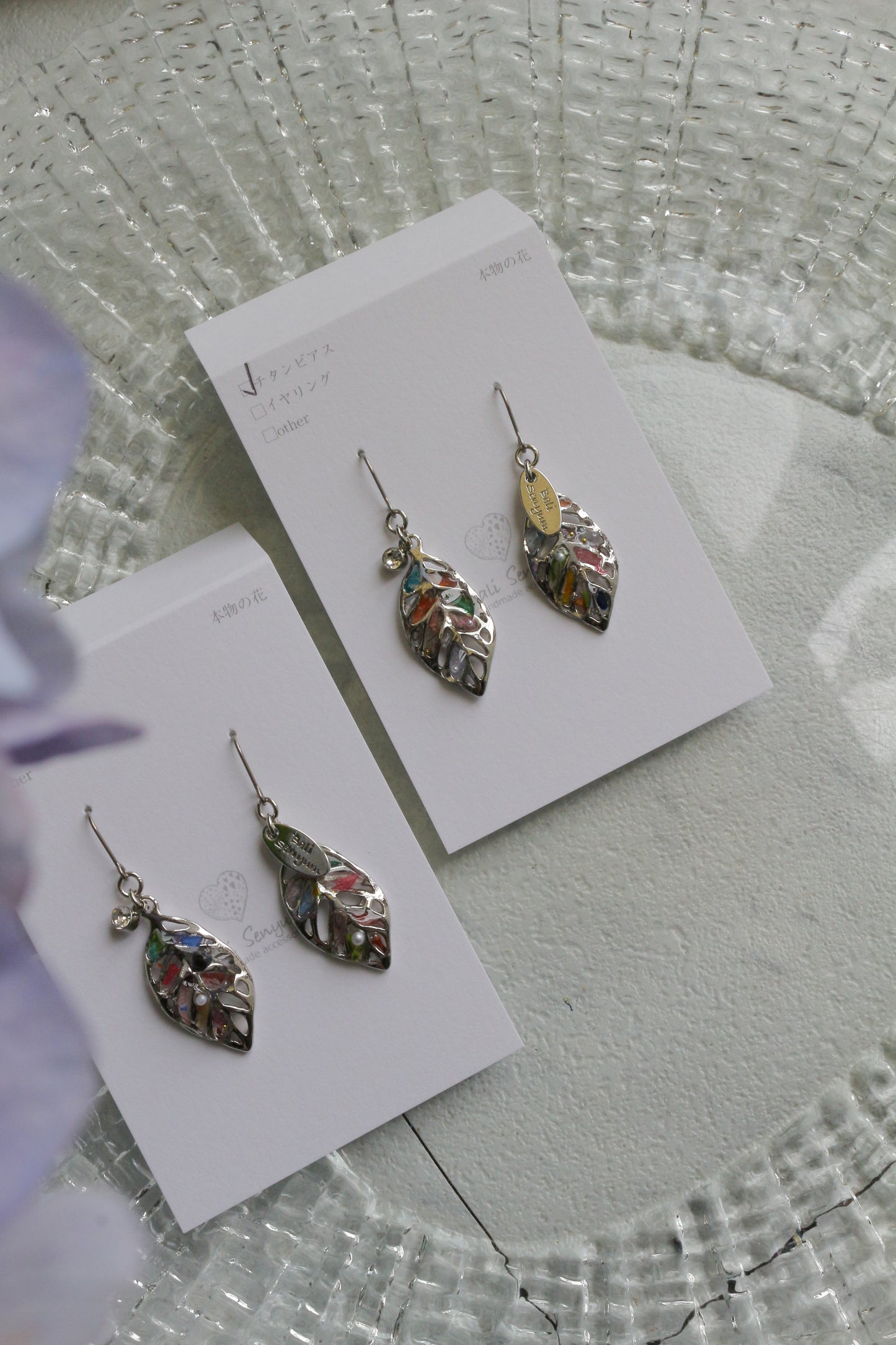 Small Leaf Earrings With Seasonal Flower Petals No.1 Silver colorピアス or イヤリング