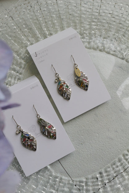 Small Leaf Earrings With Seasonal Flower Petals No.1 Silver colorピアス or イヤリング