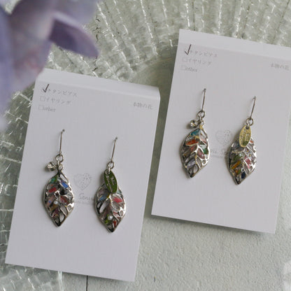 Small Leaf Earrings With Seasonal Flower Petals No.1 Silver colorピアス or イヤリング