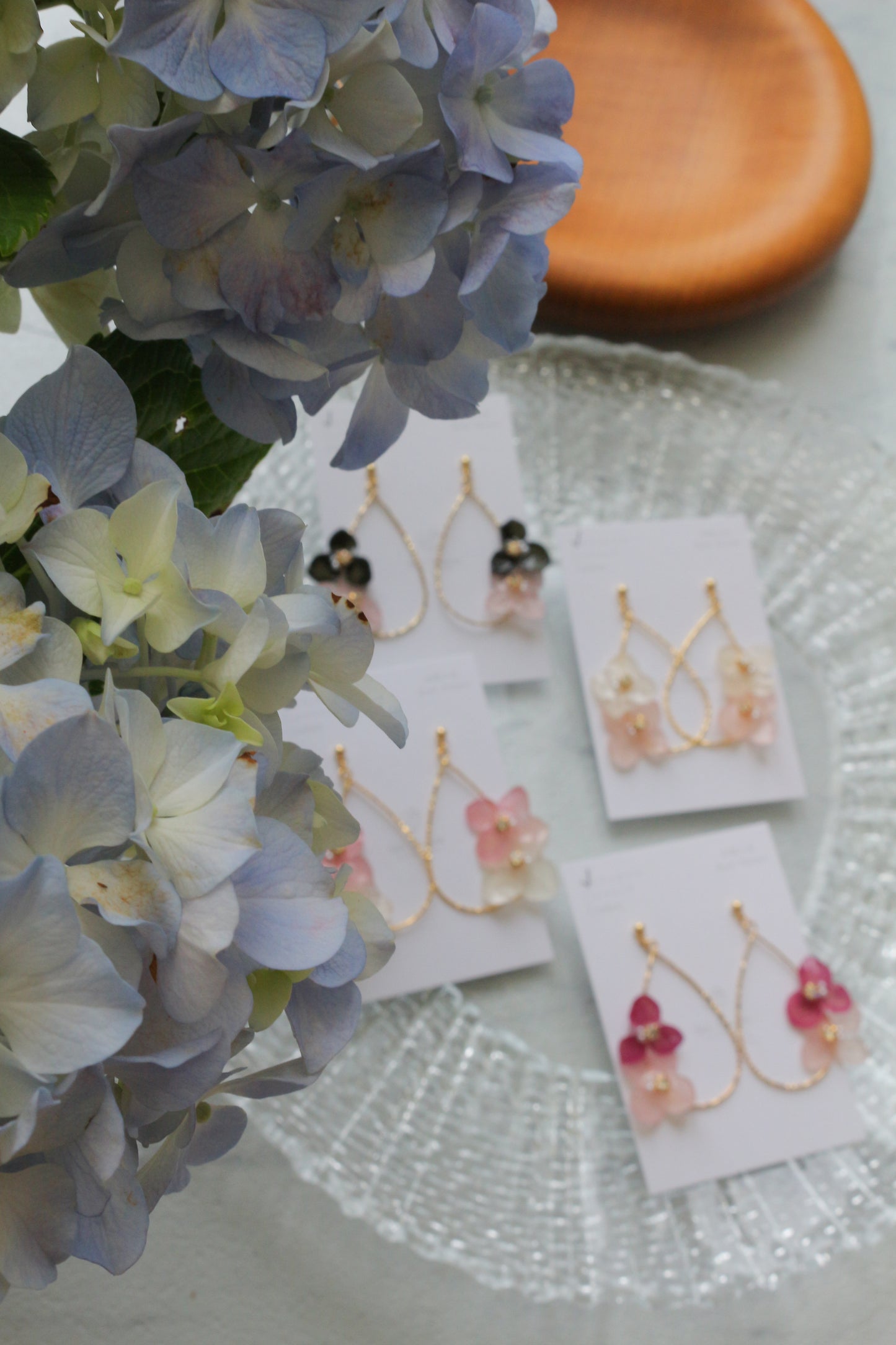 Teardrop Hoop Earrings with Hydrangeas No.22 ピアスorイヤリング