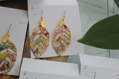 Leaf Earrings With Seasonal Flower Petals No.66 ピアスorイヤリング