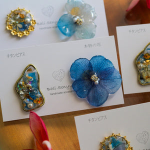 Blue Gradation Hydrangea and Flower Medallion チタンピアス　No.5