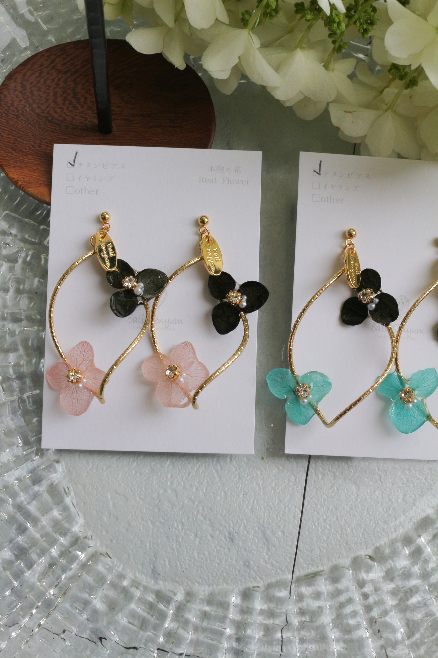 Twisted Tear-Drop Hoop Earrings with Hydrangeas No.1 ピアスorイヤリング