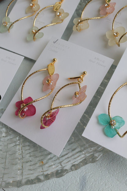 Twisted Tear-Drop Hoop Earrings with Hydrangeas No.1 ピアスorイヤリング