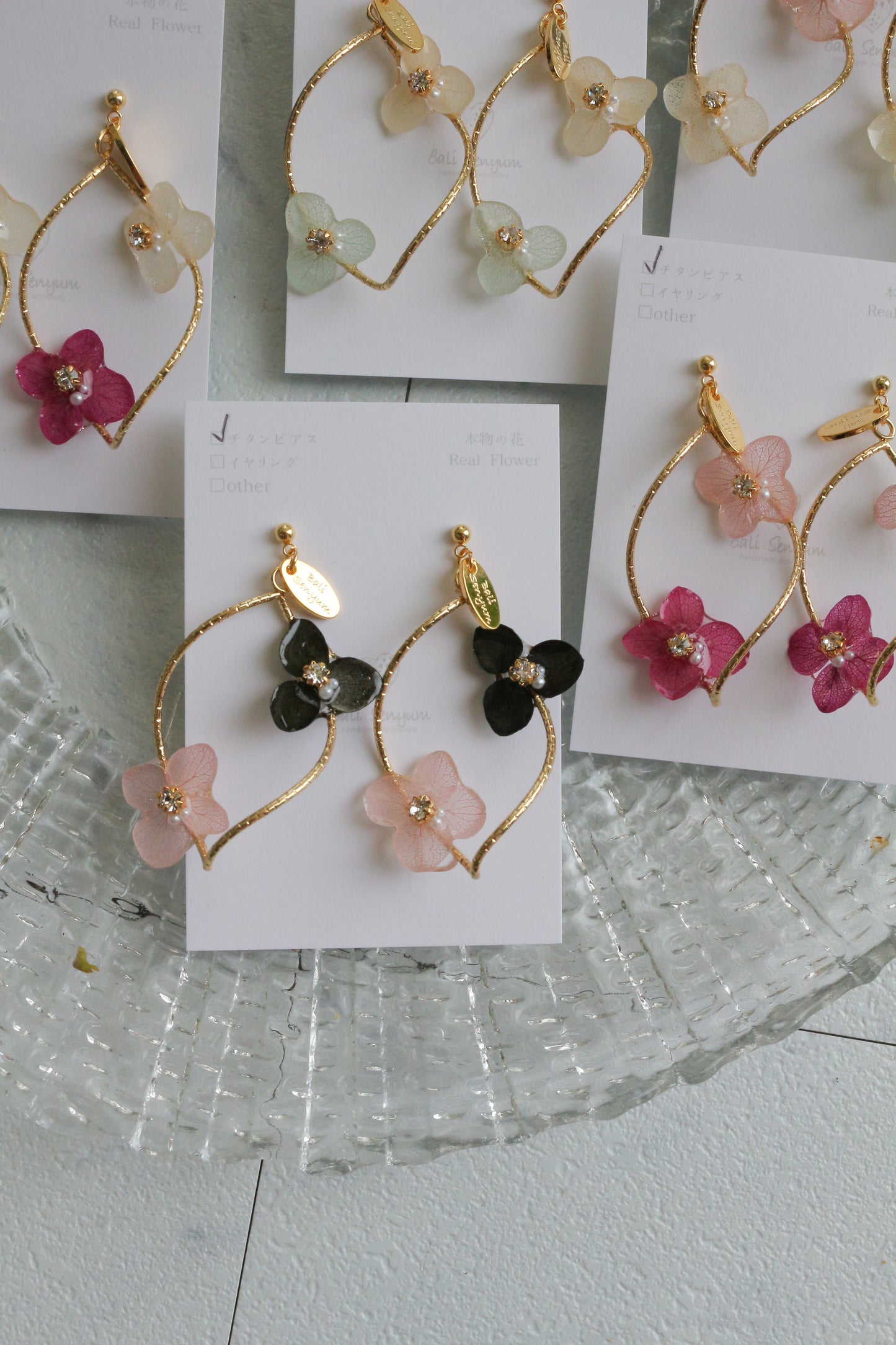 Twisted Tear-Drop Hoop Earrings with Hydrangeas No.1 ピアスorイヤリング