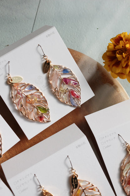 Leaf Earrings With Seasonal Flower Petals No.62 ピアスorイヤリング