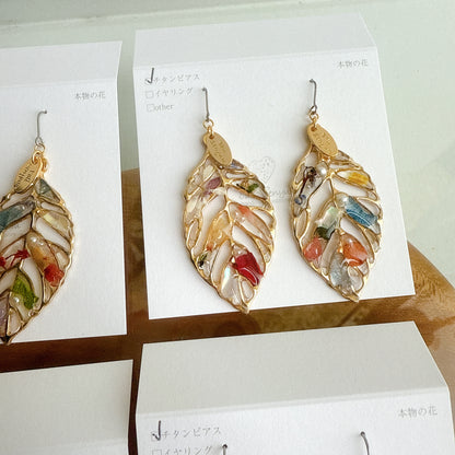 Leaf Earrings With Seasonal Flower Petals No.54 ピアスorイヤリング