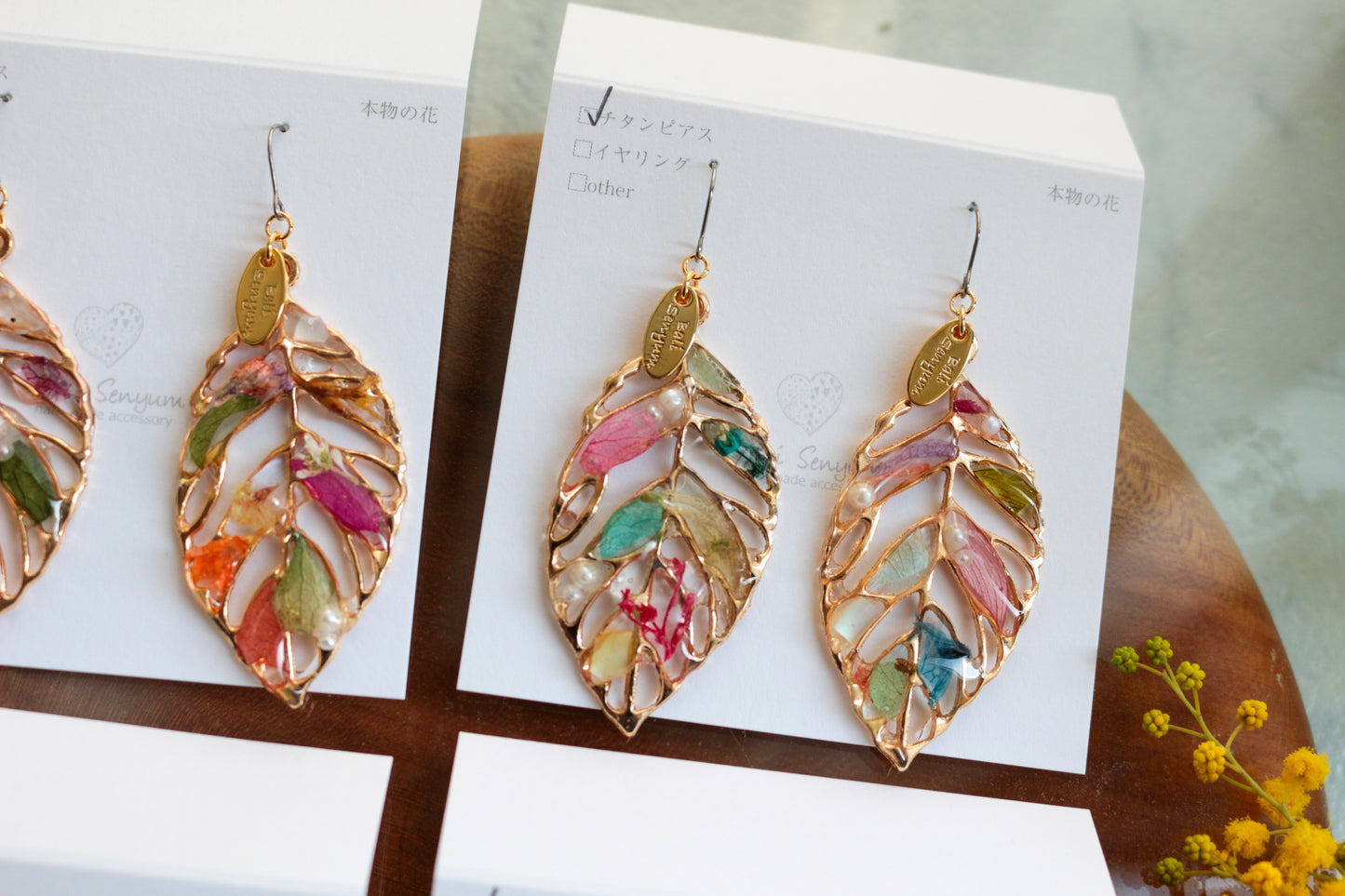 Leaf Earrings With Seasonal Flower Petals No.64 ピアスorイヤリング