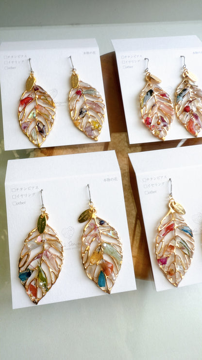 Leaf Earrings With Seasonal Flower Petals No.53 ピアスorイヤリング