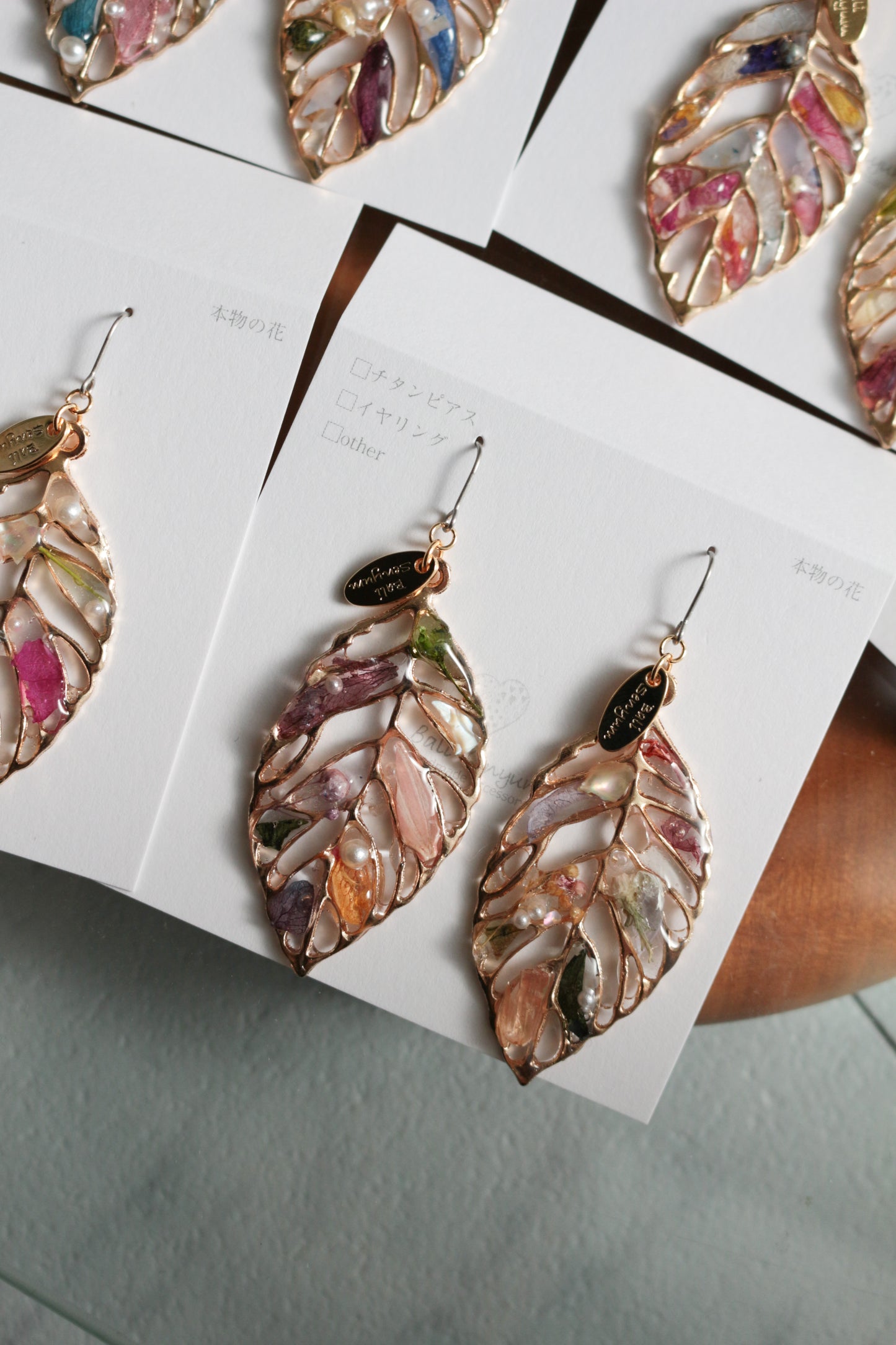 Leaf Earrings With Seasonal Flower Petals No.61 ピアスorイヤリング