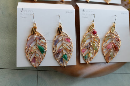 Leaf Earrings With Seasonal Flower Petals No.64 ピアスorイヤリング