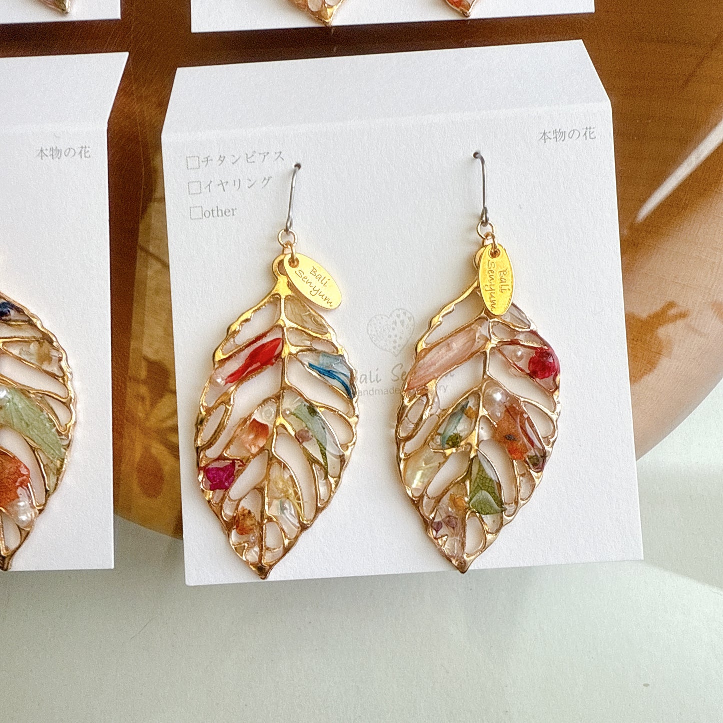 Leaf Earrings With Seasonal Flower Petals No.53 ピアスorイヤリング