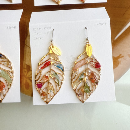 Leaf Earrings With Seasonal Flower Petals No.53 ピアスorイヤリング