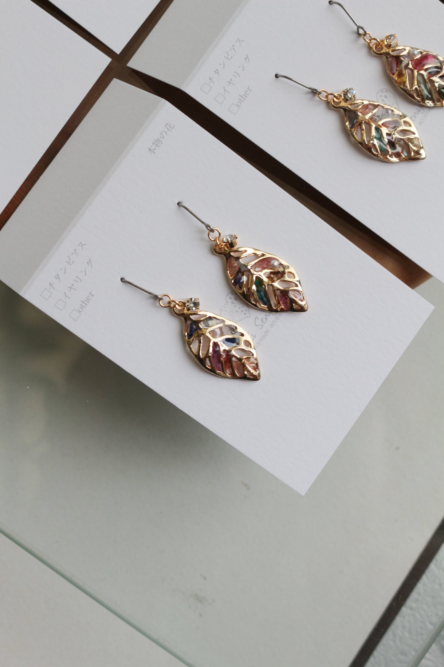 Small Leaf Earrings With Seasonal Flower Petals No.6 ピアス or イヤリング