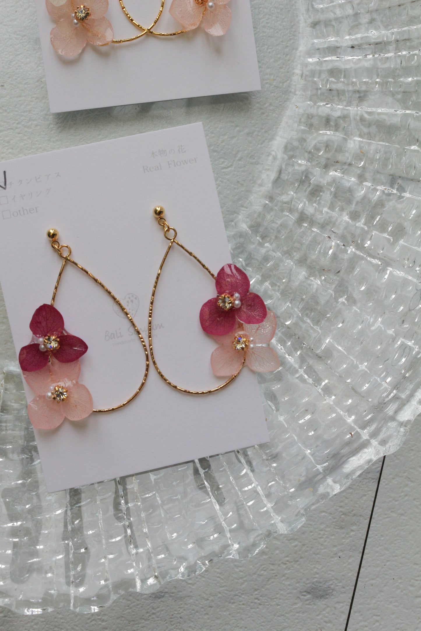 Teardrop Hoop Earrings with Hydrangeas No.22 ピアスorイヤリング