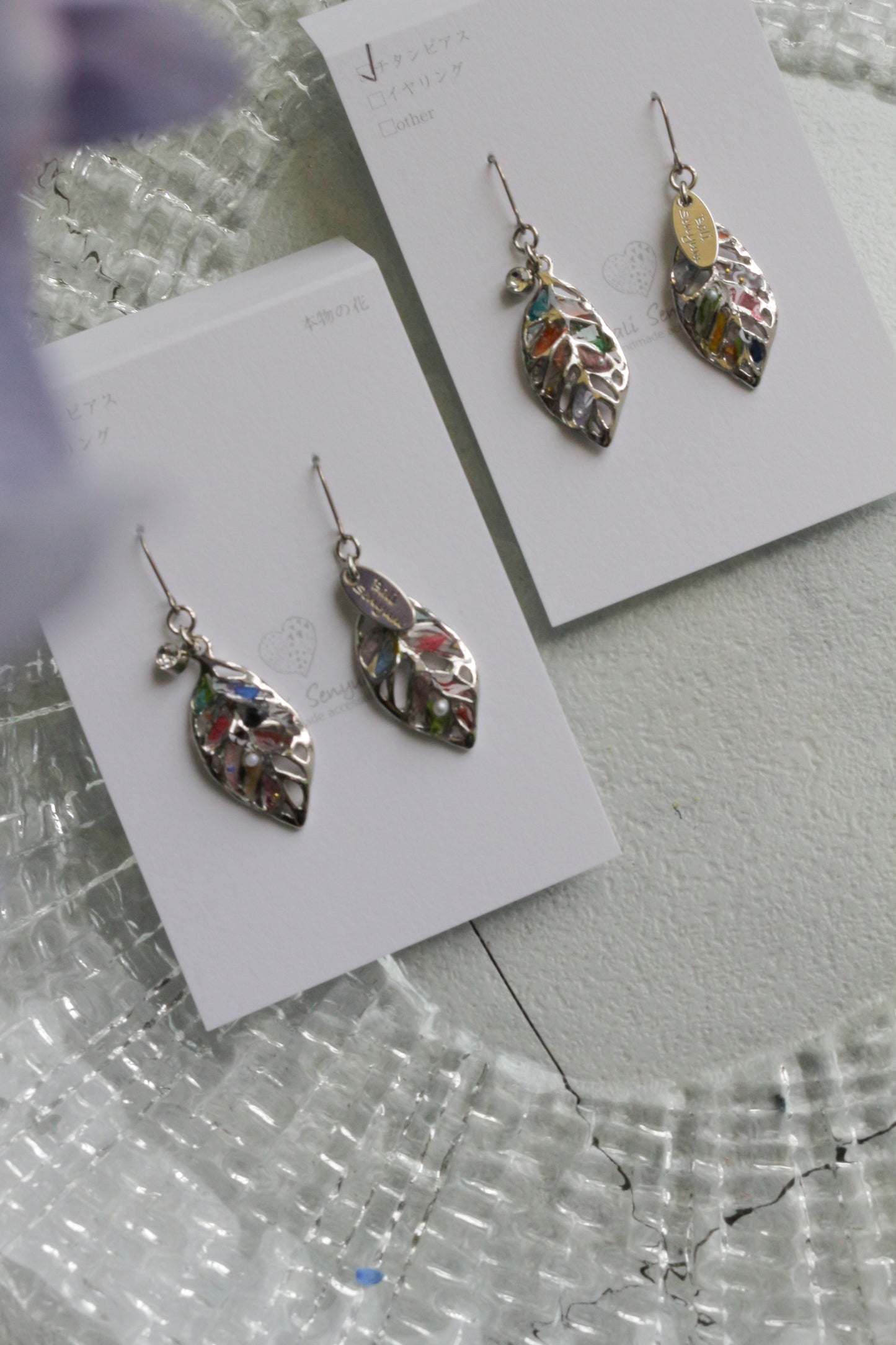 Small Leaf Earrings With Seasonal Flower Petals No.1 Silver colorピアス or イヤリング
