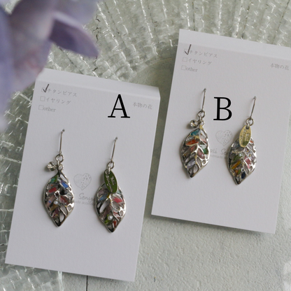 Small Leaf Earrings With Seasonal Flower Petals No.1 Silver colorピアス or イヤリング
