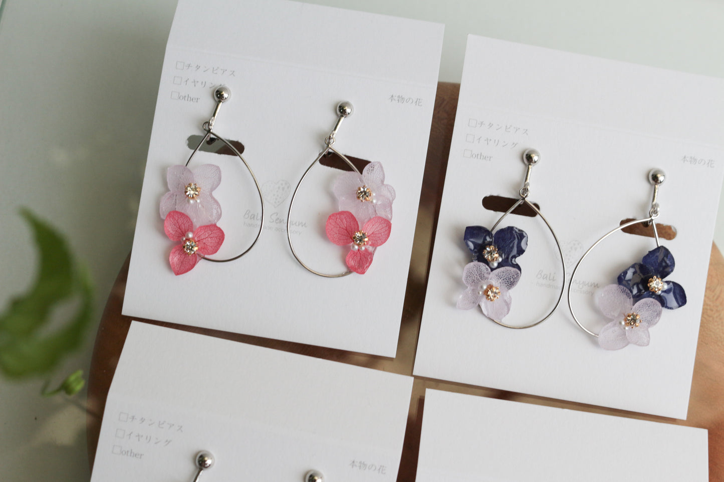 Teardrop Silver color Hoop Earrings with Hydrangeas No.1 ピアスorイヤリング
