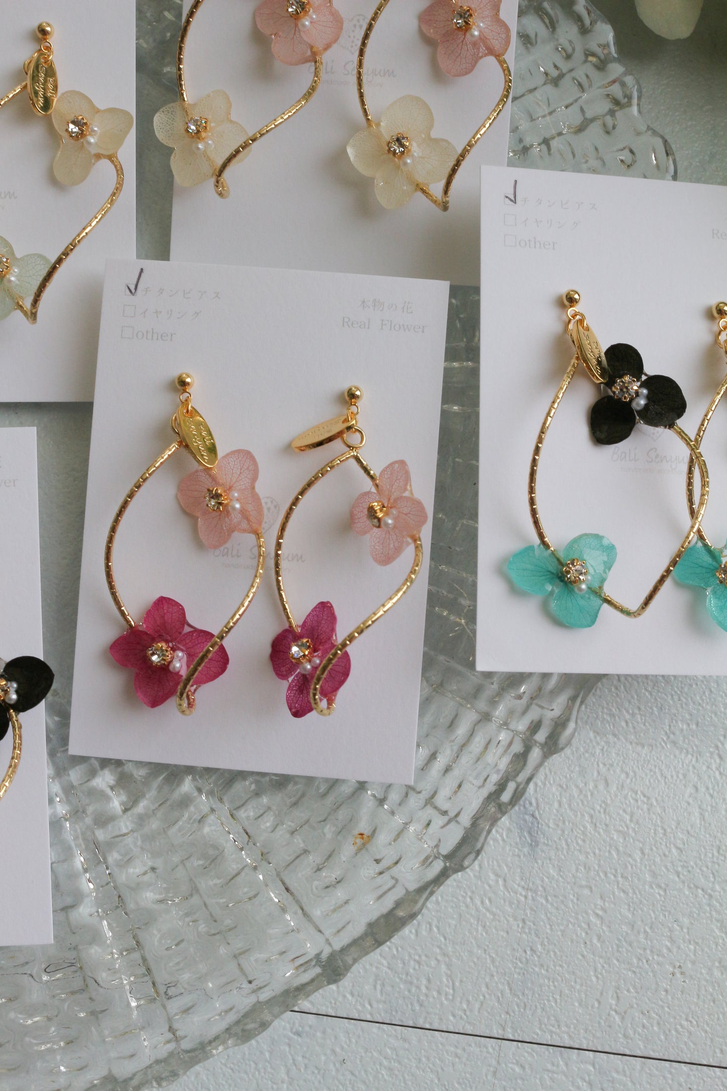 Twisted Tear-Drop Hoop Earrings with Hydrangeas No.1 ピアスorイヤリング
