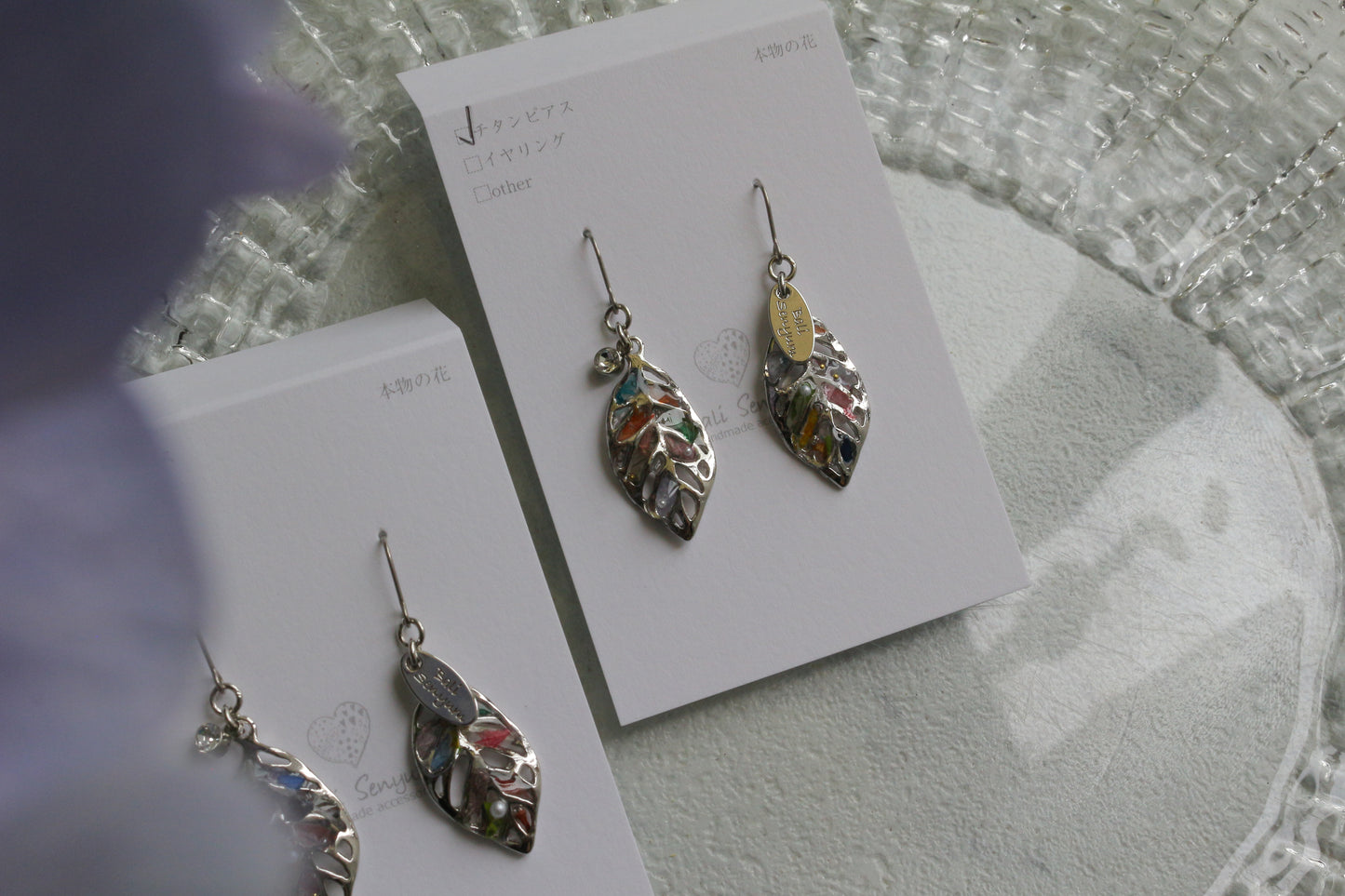 Small Leaf Earrings With Seasonal Flower Petals No.1 Silver colorピアス or イヤリング