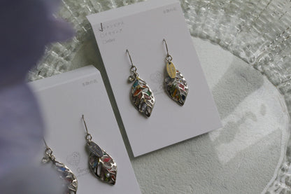 Small Leaf Earrings With Seasonal Flower Petals No.1 Silver colorピアス or イヤリング
