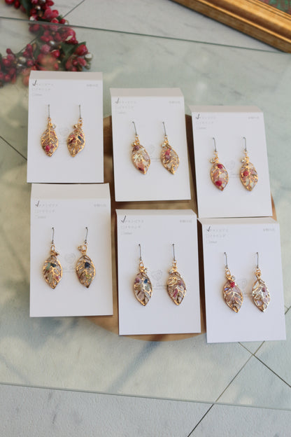 Small Leaf Earrings With Seasonal Flower Petals No.8 ピアス or イヤリング