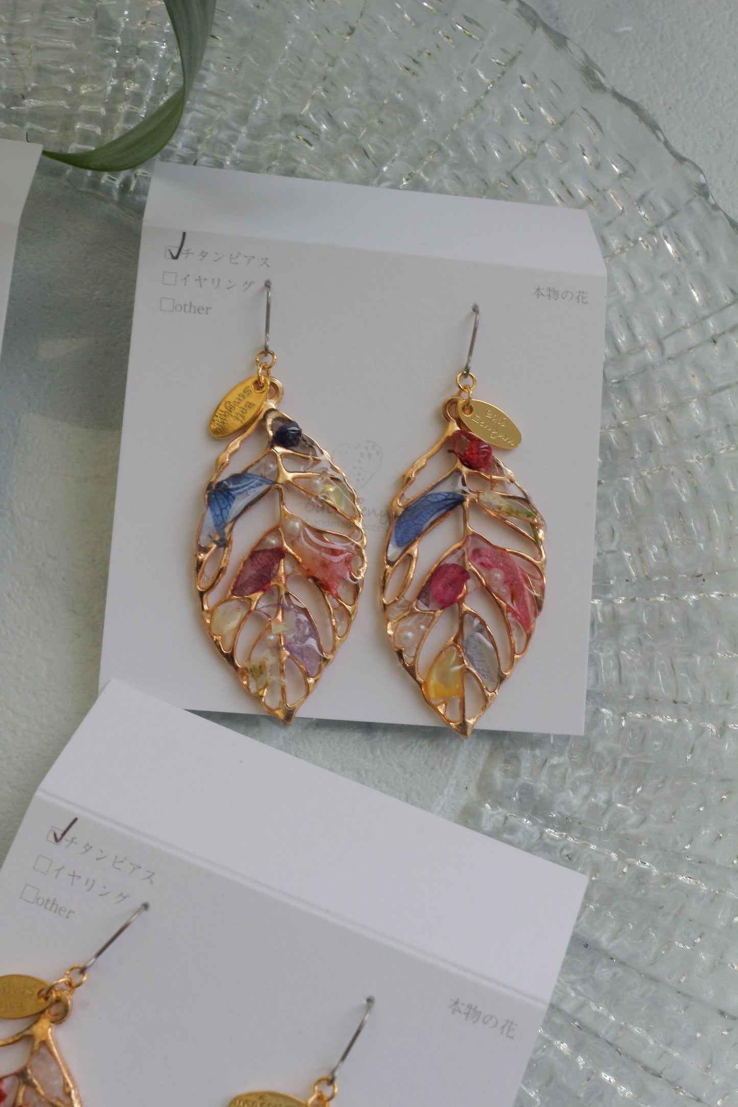 Leaf Earrings With Seasonal Flower Petals No.67 ピアスorイヤリング