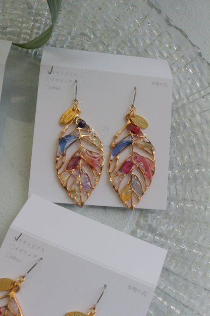 Leaf Earrings With Seasonal Flower Petals No.67 ピアスorイヤリング