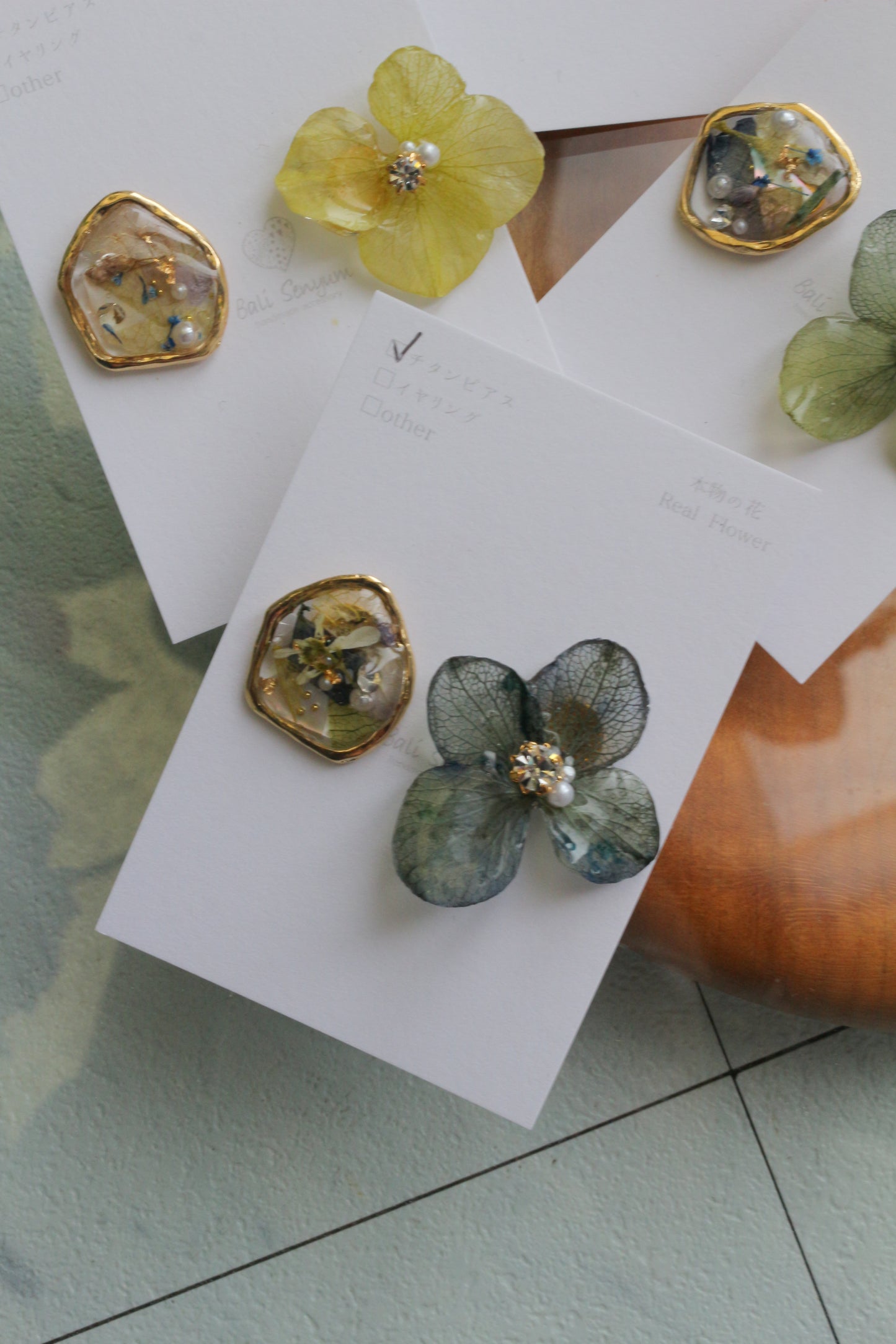 Hydrangea and Flower Medallion チタンピアス Titanium Pierce Earring No.17