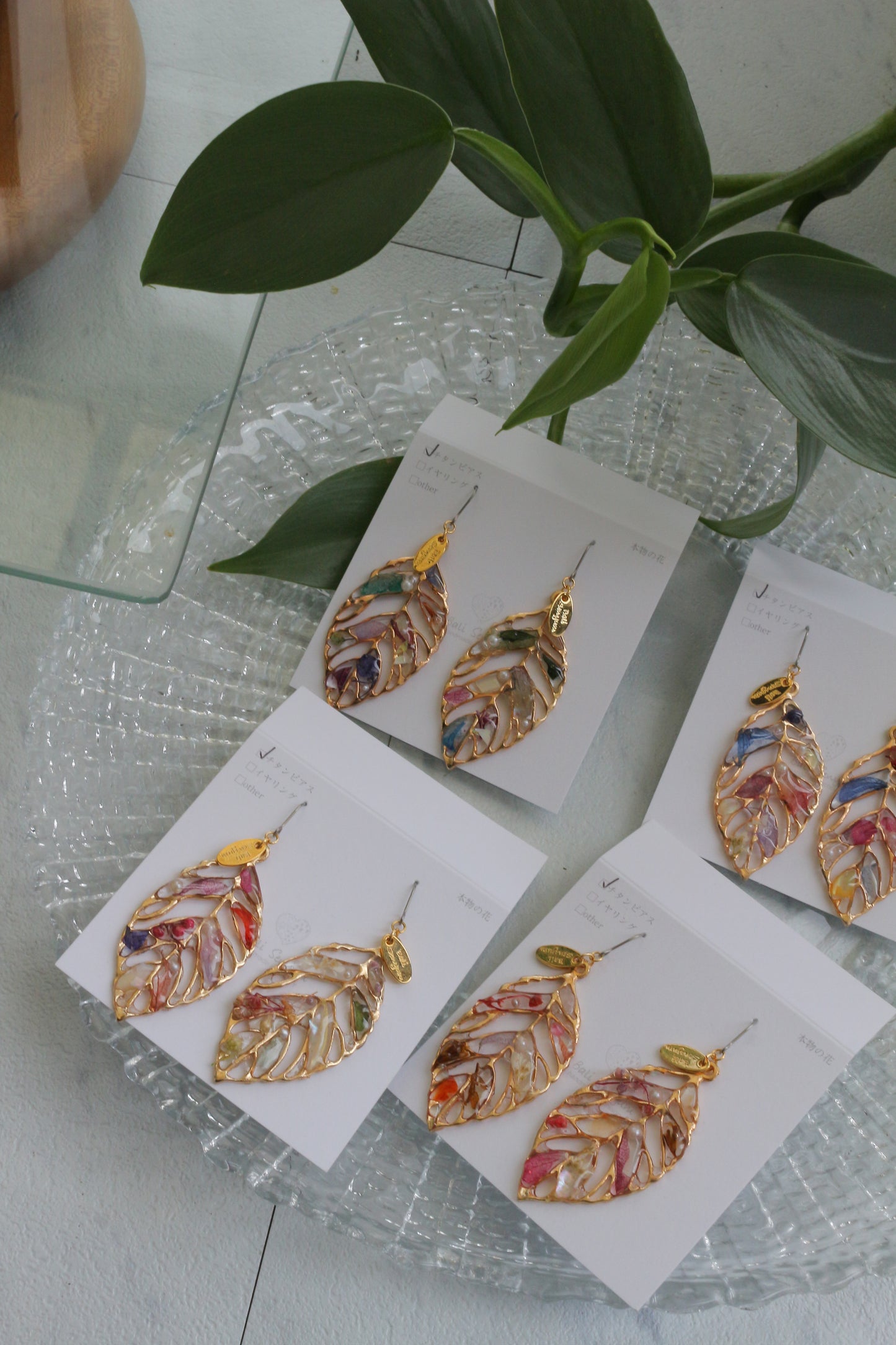 Leaf Earrings With Seasonal Flower Petals No.67 ピアスorイヤリング