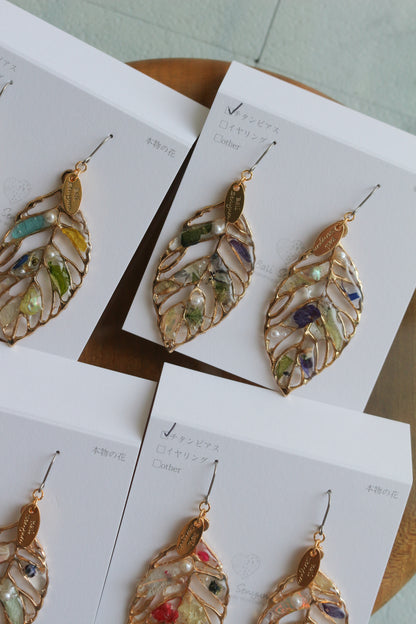 Leaf Earrings With Seasonal Flower Petals No.41